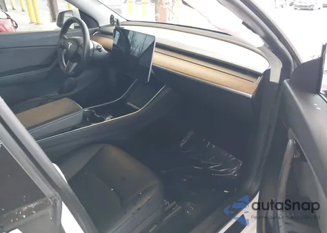 2021 Tesla Model Y Long Range Dual Motor All-Wheel Drive z USA, uszkodzony, nr VIN 5YJYGDEE9MF067875